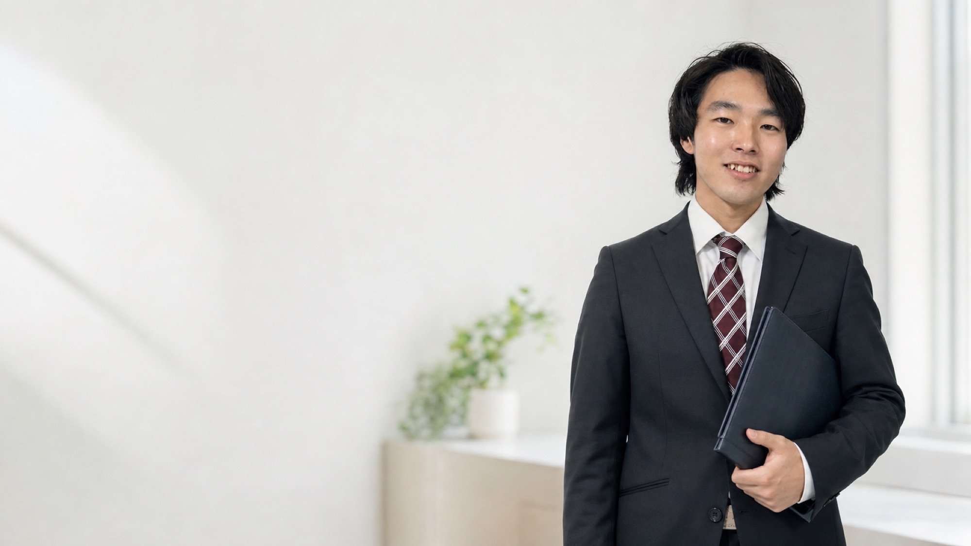 明るいオフィスに立つ社会保険労務士